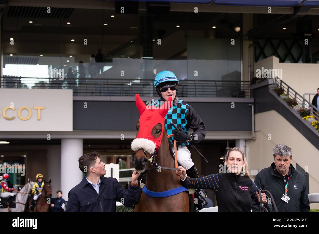 Ascot, Berkshire, Royaume-Uni. 18th février 2023. Le jockey Stan Sheppard sur le cheval Nocte Volatus part sur l'hippodrome pour le LK Bennett Swinley handicap Steeple Chase au champ de courses d'Ascot sur le Betfair Ascot Chase Raceday. Crédit : Maureen McLean/Alay Live News Banque D'Images