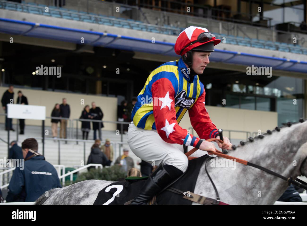 Ascot, Berkshire, Royaume-Uni. 18th février 2023. Le jockey Shane Quinlan sur le cheval Farinet se dirige vers l'hippodrome pour le LK Bennett Swinley handicap Steeple Chase à l'hippodrome d'Ascot sur le circuit Betfair Ascot Chase Raceday. Crédit : Maureen McLean/Alay Live News Banque D'Images