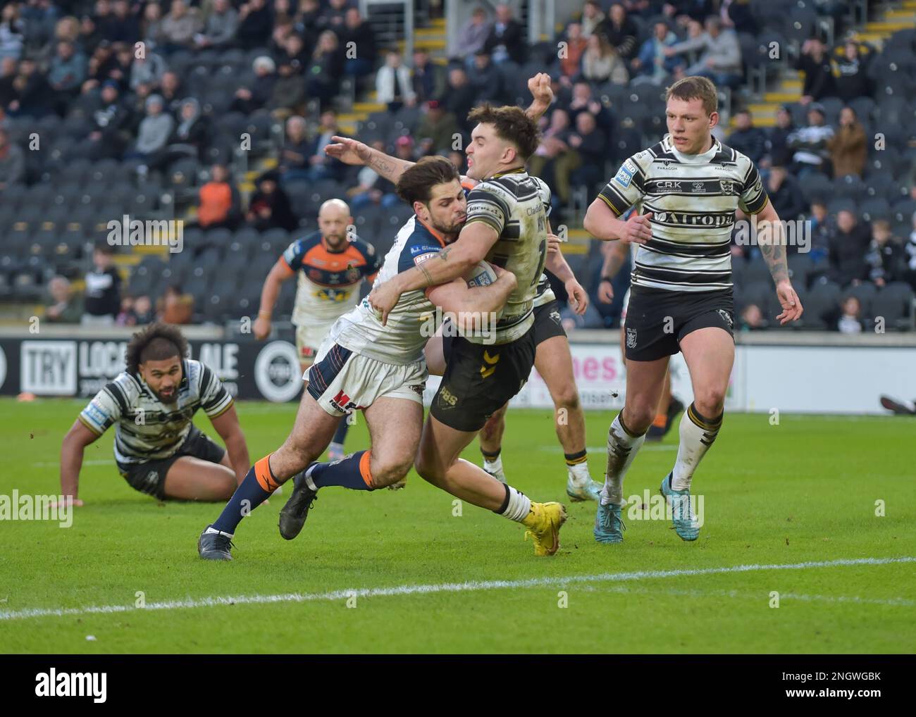 Hull, Royaume-Uni. 19th févr. 2023. Jake Mamo, de Castleford Tigers, marque un Try Hull FC contre Castleford Tigers, au MKM Stadium, Hull, West Yorkshire, Royaume-Uni le 19th février 2023 dans le Round 1 de la Super League Betfred photo Credit Craig Cresswell Photographie Credit: Craig Cresswell/Alay Live News Banque D'Images