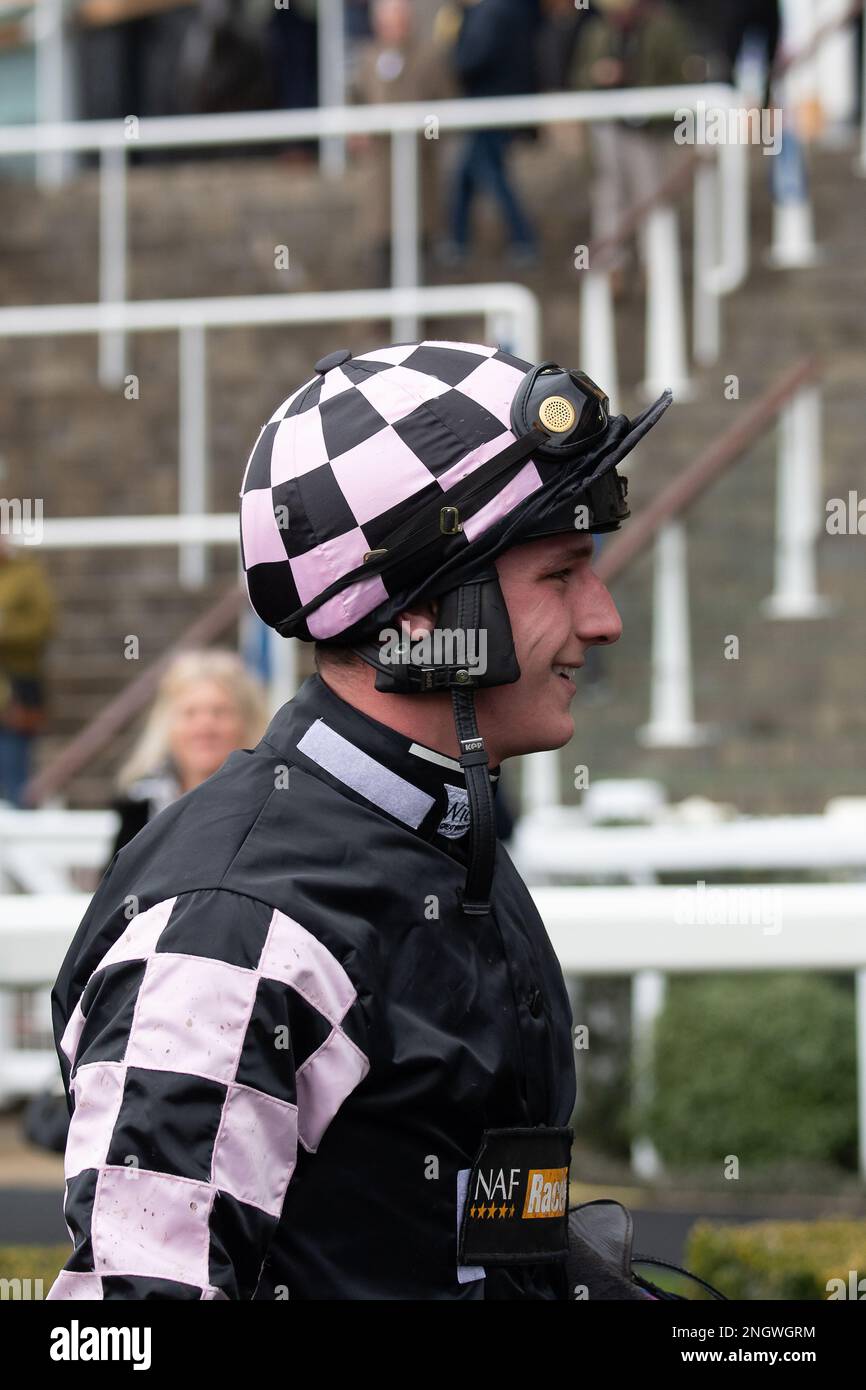 Ascot, Berkshire, Royaume-Uni. 18th février 2023. Jockey Jack Tudor vainqueur de la LK Bennett Swinley handicap Steeple Chase cheval Cap du Nord à l'hippodrome d'Ascot sur le Betfair Ascot Chase Raceday. Propriétaire de cheval le ne peut pas dire aucun partenariat. Entraîneur Christin Williams, Bridgend. Sélectionneur SCEA Raymon Jean-Christian. Parrainer NAF. Crédit : Maureen McLean/Alay Live News Banque D'Images