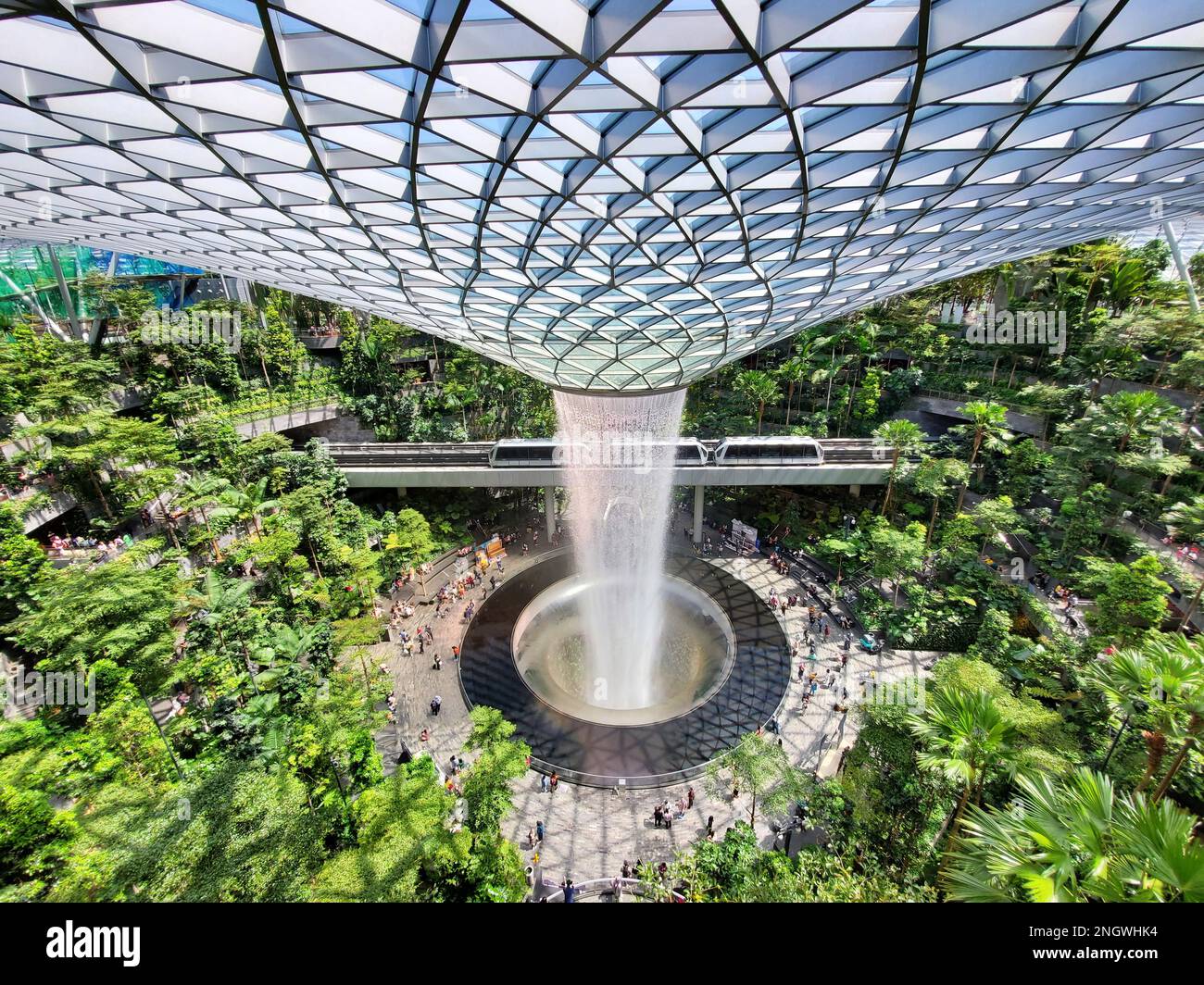 Aéroport de Changi, Singapour - 18 février 2023 - vue de dessus des jardins de Canopy et du Skytrain passant le Vortex de pluie dans le terminal de l'aéroport Banque D'Images