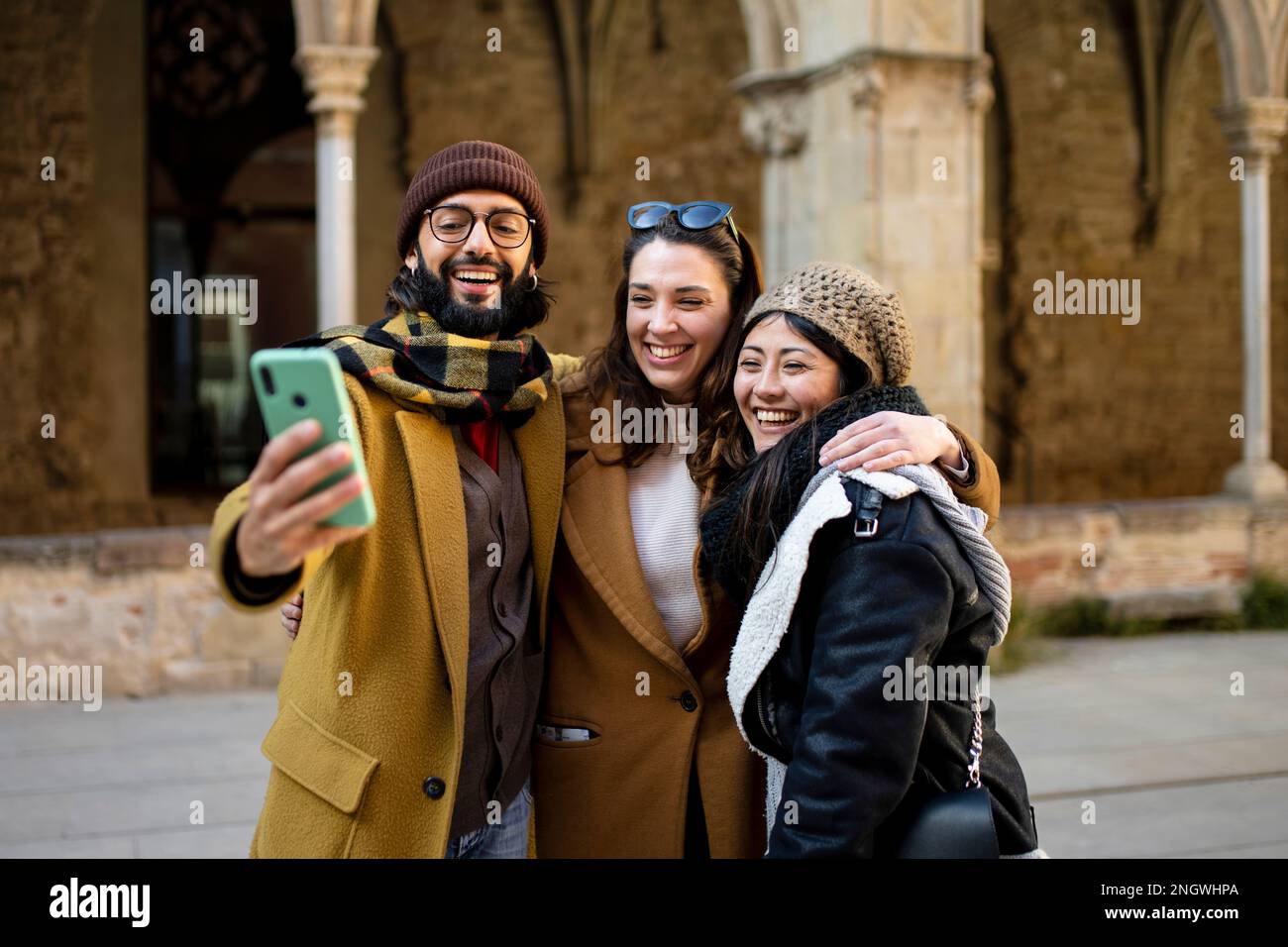 Heureux groupe multiracial d'amis faisant un selfie avec le téléphone en vacances, se concentrer sur l'homme - amitié, bonheur et concept joyeux Banque D'Images