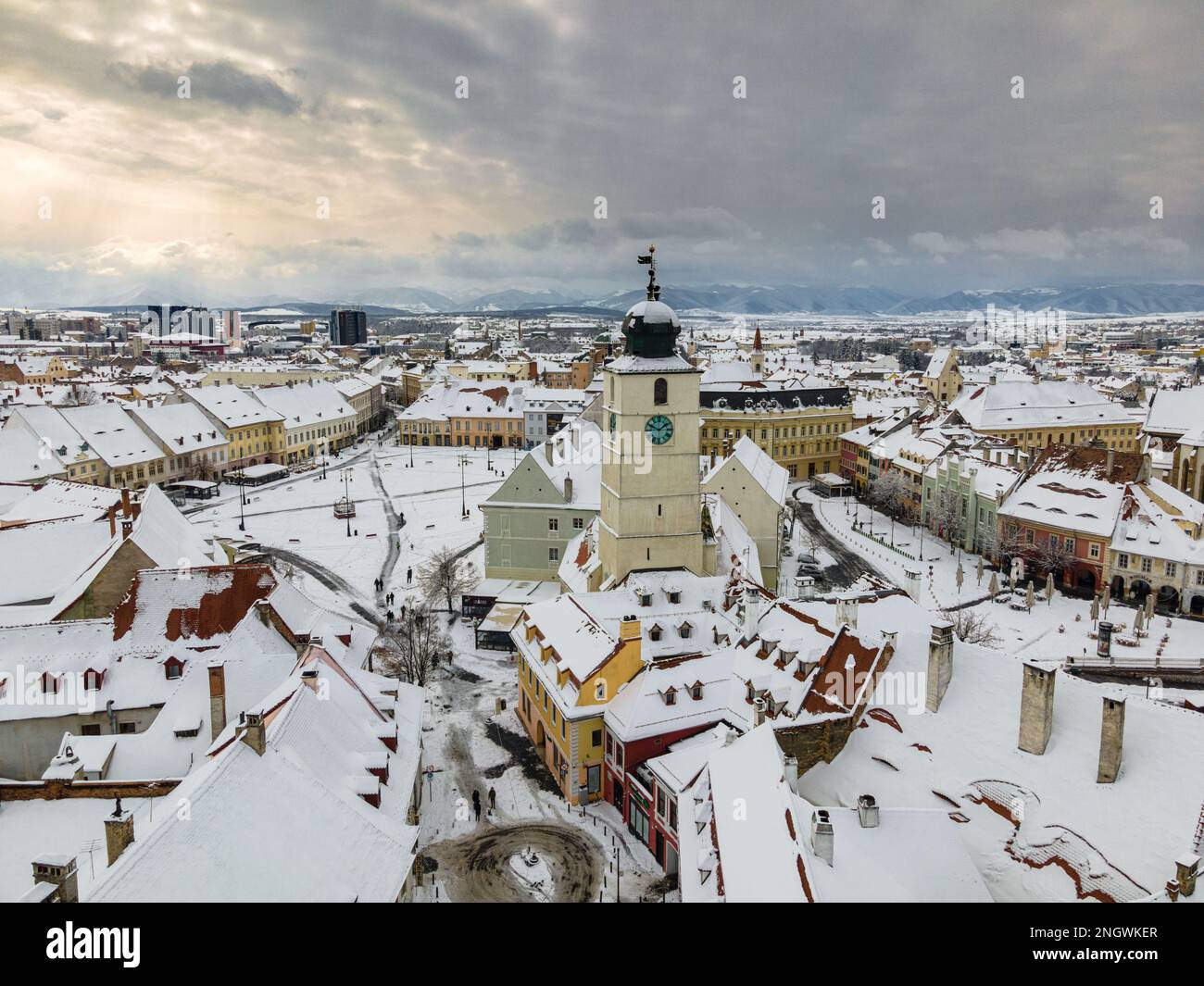 Vue panoramique sur le centre-ville historique de Sibiu, Roumanie au coucher du soleil. Photographie de drone de paysage urbain du dessus contenant le petit carré et le t Banque D'Images