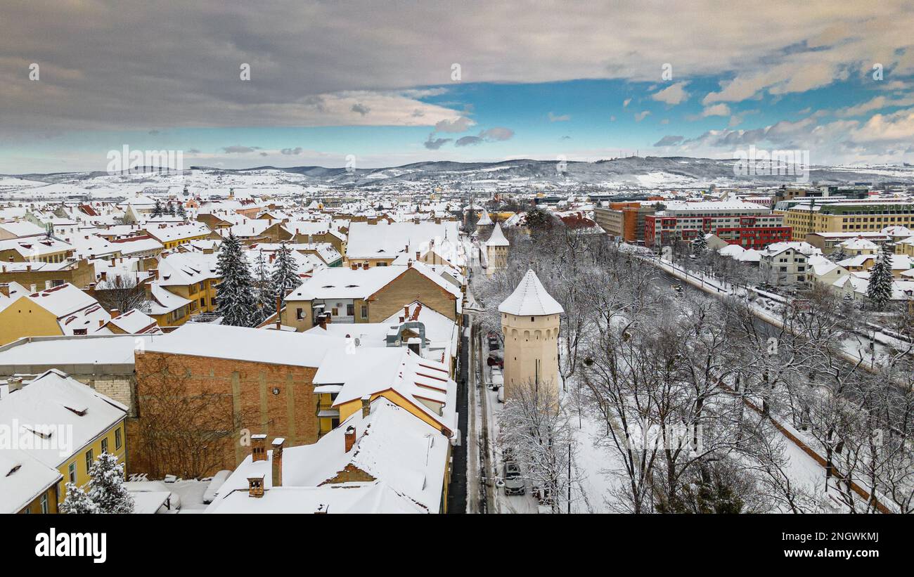 Photographie de drone du centre ville de Sibiu, Roumanie. La photographie a été prise à partir d'un drone à une altitude plus basse en hiver avec un défens médiéval Banque D'Images