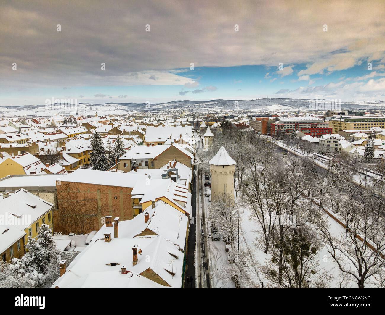 Photographie de drone du centre ville de Sibiu, Roumanie. La photographie a été prise à partir d'un drone à une altitude plus basse en hiver avec un défens médiéval Banque D'Images