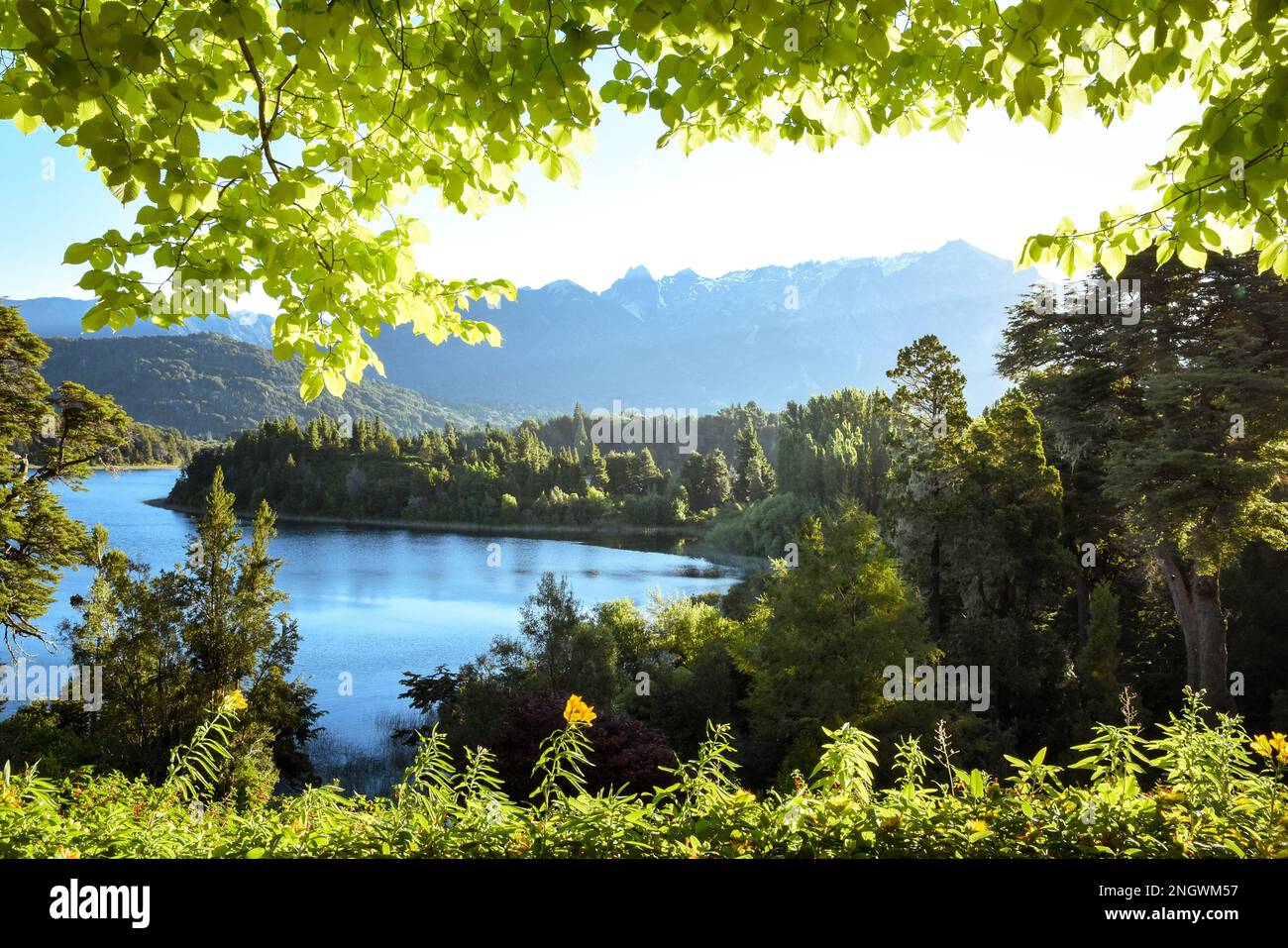 Cadre vert pour voir les montagnes et le ciel Banque D'Images