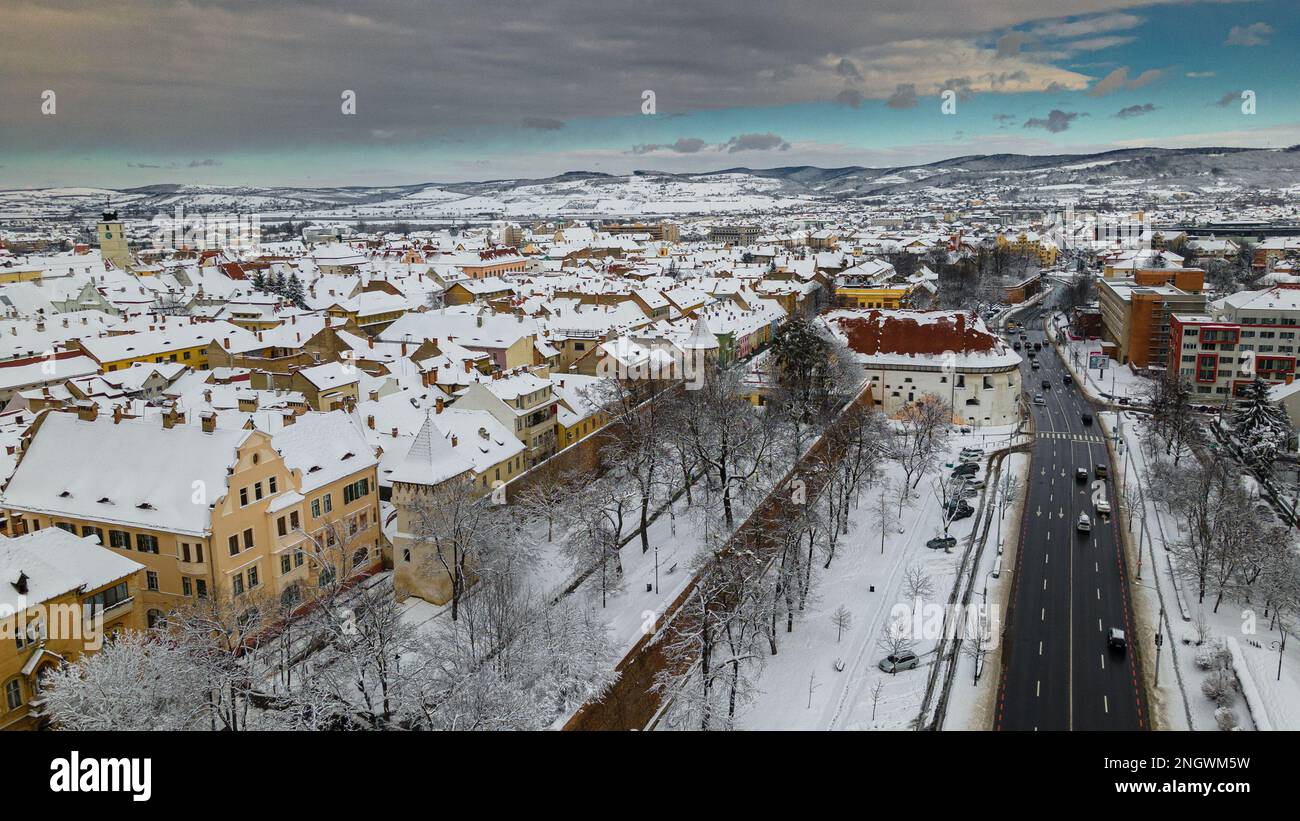 Photo de drone du centre ville de Sibiu, Roumanie. La photographie a été prise d'un drone à une altitude inférieure, en hiver, au-dessus du boulevard. Banque D'Images