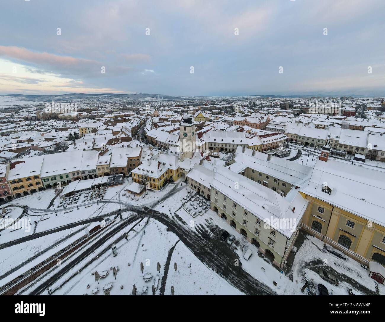 Vue panoramique sur le centre-ville historique de Sibiu, Roumanie au coucher du soleil. Photographie de drone de paysage urbain du dessus contenant le petit carré et le t Banque D'Images