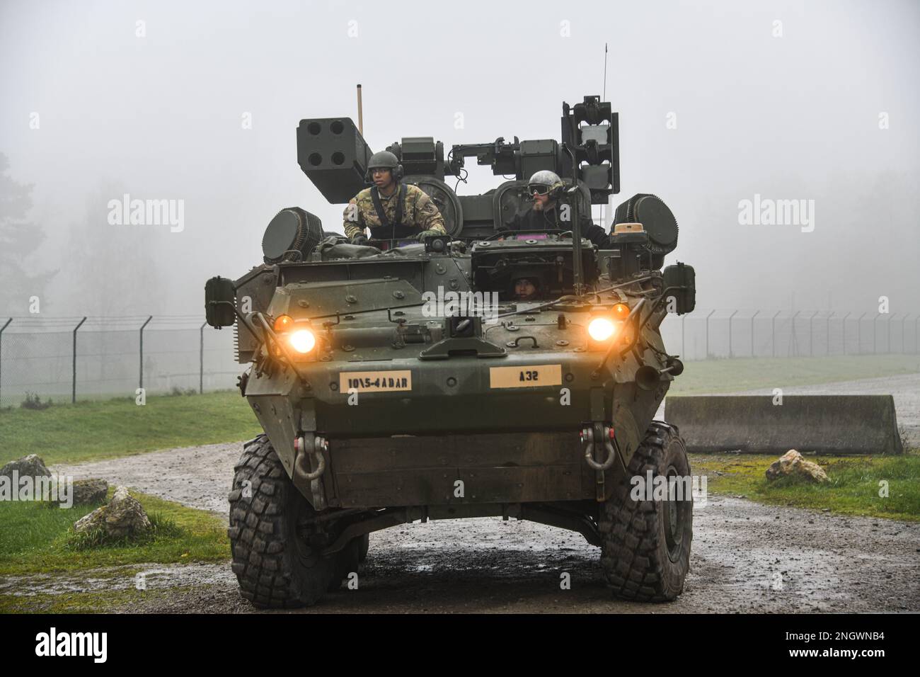 ÉTATS-UNIS Des soldats du 5th Bataillon 4th Régiment d’artillerie de défense aérienne (5-4 ADAR) conduisent l’entraînement des conducteurs sur trois véhicules Stryker A1 équipés de systèmes mobiles de défense aérienne à courte portée (M-SHORAD) dans la zone d’entraînement d’Oberdachstetten, Ansbach (Allemagne), le 29 novembre 2022. Banque D'Images