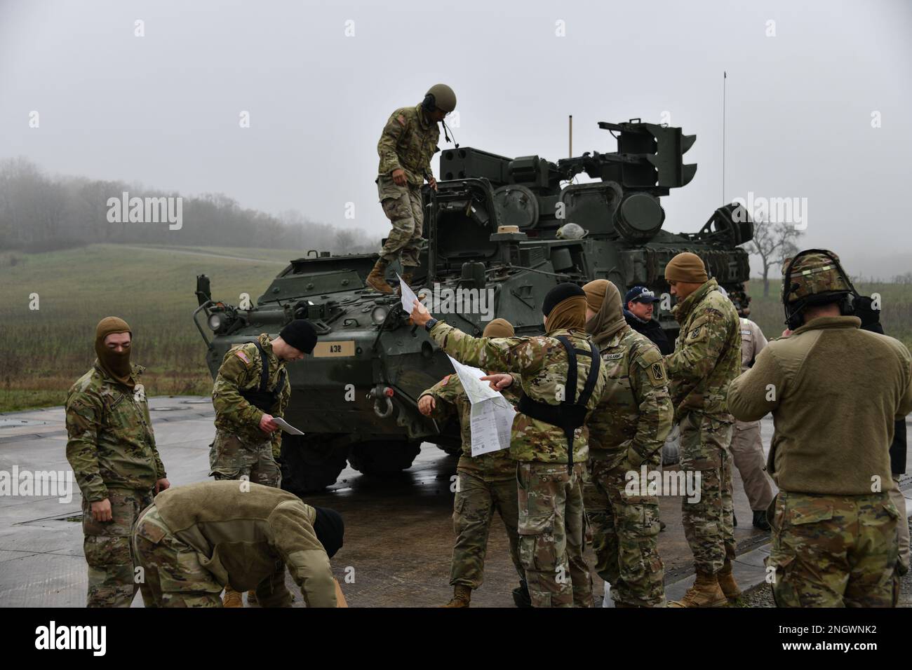 ÉTATS-UNIS Des soldats du 5th Bataillon 4th Régiment d’artillerie de défense aérienne (5-4 ADAR) conduisent l’entraînement des conducteurs sur trois véhicules Stryker A1 équipés de systèmes mobiles de défense aérienne à courte portée (M-SHORAD) dans la zone d’entraînement d’Oberdachstetten, Ansbach (Allemagne), le 29 novembre 2022. Banque D'Images