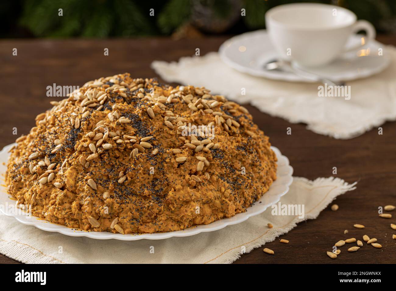gâteau de colline ant décoré de graines de pavot sur une assiette blanche. le concept d'une fête de thé festive. Banque D'Images