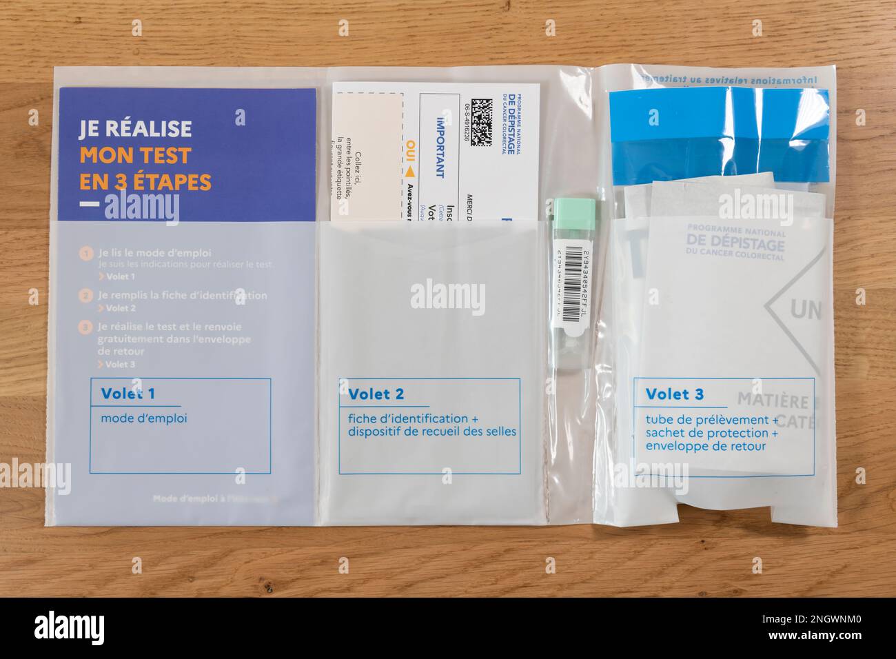 Kit français de dépistage du cancer colorectal envoyé au patient à domicile, à usage éditorial uniquement Banque D'Images