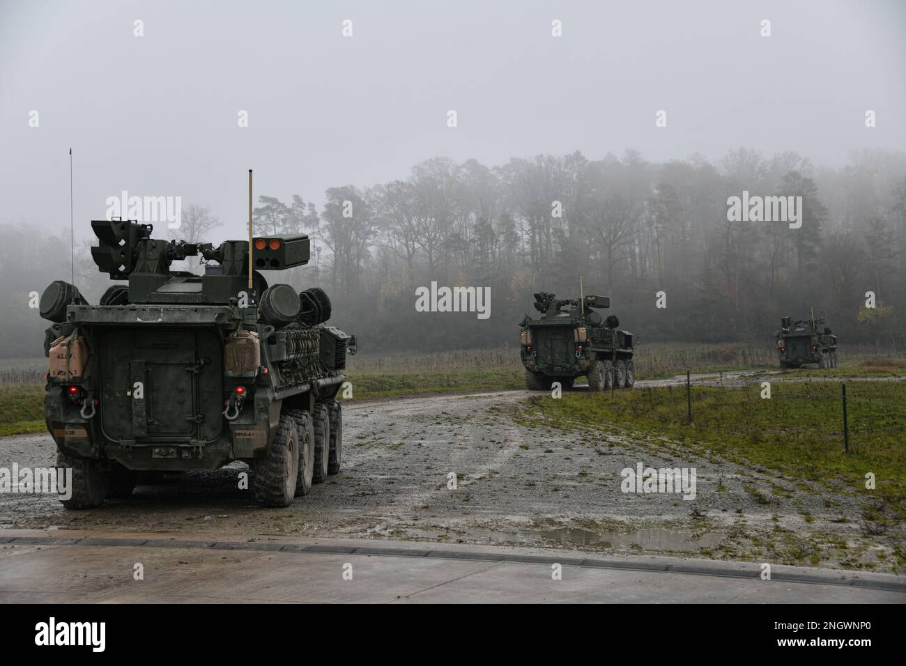 ÉTATS-UNIS Des soldats du 5th Bataillon 4th Régiment d’artillerie de défense aérienne (5-4 ADAR) conduisent l’entraînement des conducteurs sur trois véhicules Stryker A1 équipés de systèmes mobiles de défense aérienne à courte portée (M-SHORAD) dans la zone d’entraînement d’Oberdachstetten, Ansbach (Allemagne), le 29 novembre 2022. Banque D'Images