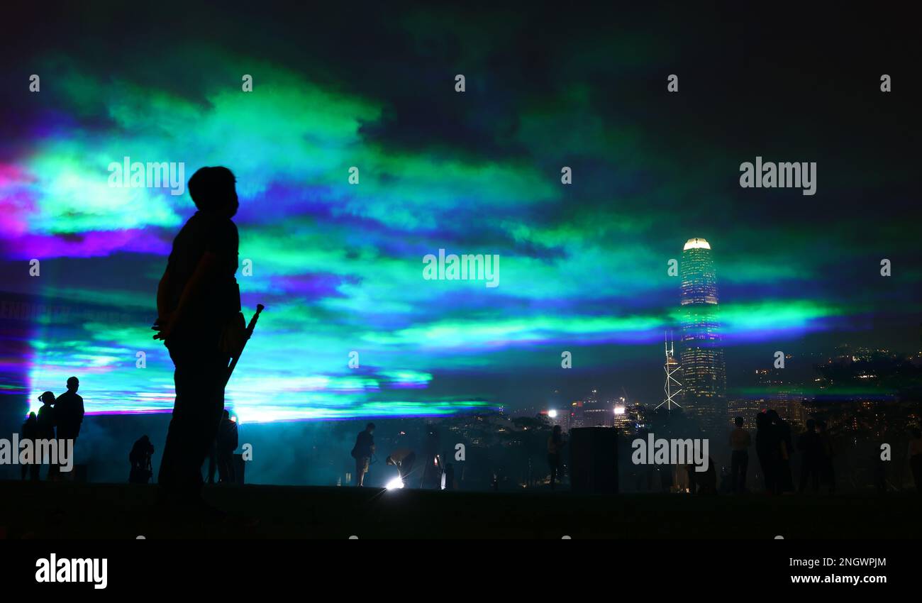 Une grande installation d'art en plein air Borealis par l'artiste suisse Dan Acher, présente au quartier culturel de West Kowloon pendant trois semaines consécutives (du 13 février au 5 mars 2023), imitant la merveille naturelle des lumières du nord dans le ciel nocturne de Hong Kong. Borealis est présenté dans le cadre de SerendiCity, un festival d'arts médiatiques présentant de nouvelles perspectives sur l'art, les environnements urbains, les personnes et la technologie. 13FEB23 SCMP/Dickson Lee Banque D'Images