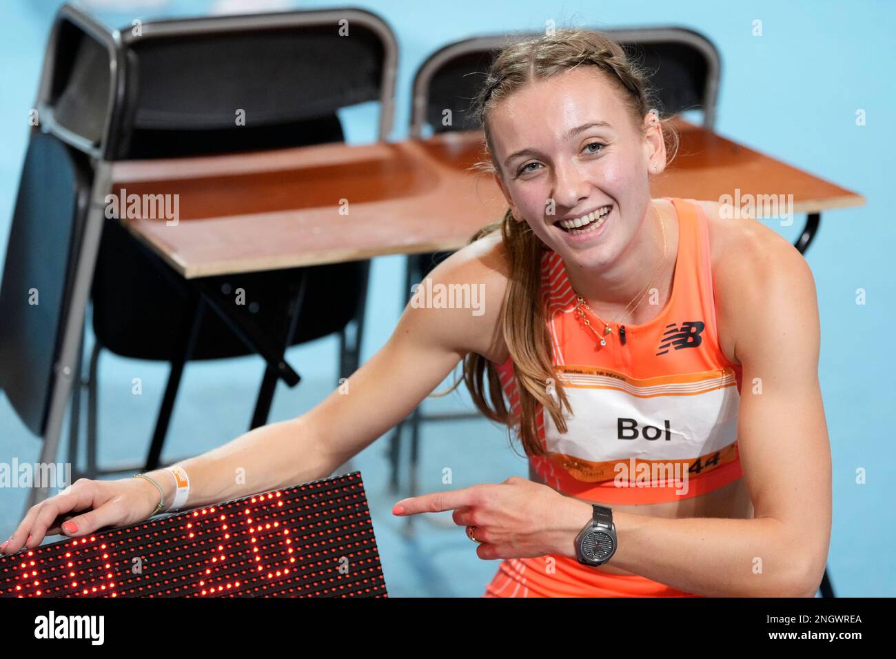 APELDOORN, PAYS-BAS - FÉVRIER 19 : Femke bol célébrant son record du monde lors des championnats hollandais d'athlétisme en salle 2023 à Omnisport sur 19 février 2023 à Apeldoorn, pays-Bas (photo de Patrick Goosen/Orange Pictures) Banque D'Images