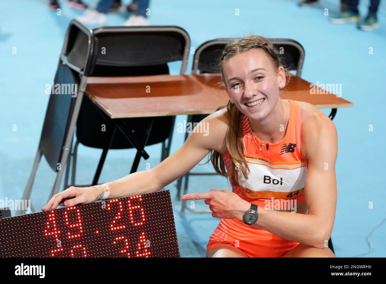 APELDOORN, PAYS-BAS - FÉVRIER 19 : Femke bol célébrant son record du monde lors des championnats hollandais d'athlétisme en salle 2023 à Omnisport sur 19 février 2023 à Apeldoorn, pays-Bas (photo de Patrick Goosen/Orange Pictures) Banque D'Images