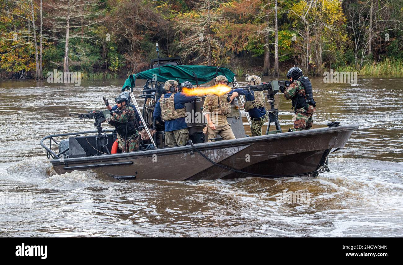 École navale d'instruction et de formation technique pour petits bateaux (NAVSCIATTS) des étudiants internationaux de Colombie participent aux techniques d'insertion et d'extraction sur la rivière des perles, près du Centre spatial John C. Stennis, dans le sud du Mississippi, en 30 novembre 2022. Le cours de huit semaines Patrol Craft Officer Riverine (PCOR) est conçu pour fournir aux étudiants internationaux la formation spécialisée nécessaire pour planifier efficacement et exécuter en toute sécurité des actions de patrouille dans un environnement fluvial. NAVSCIATTS forme et éduque des forces d'opérations spéciales étrangères, des forces similaires à la SOF et la SOF permet un Banque D'Images