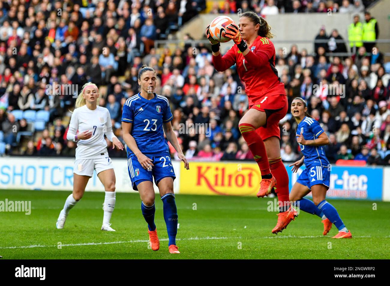 i19th février 2023 ; CBS Arena, Coventry, Angleterre ; Arnold Clark Cup football, Angleterre contre Italie ; Laura Giuliani d'Italie fait une économie Banque D'Images