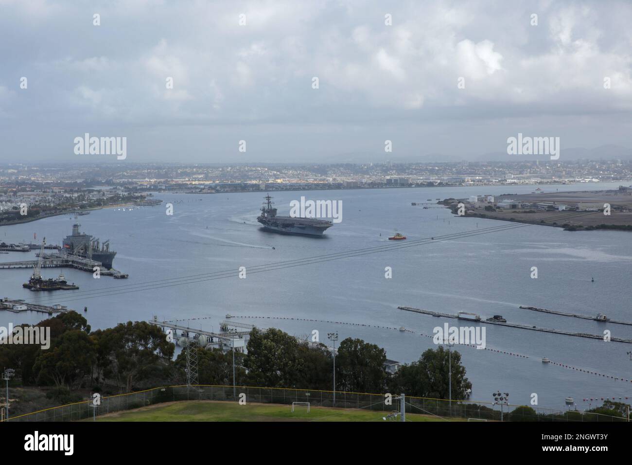 SAN DIEGO (29 novembre 2022) le porte-avions de la classe Nimitz USS Abraham Lincoln (CVN 72) transite dans la baie de San Diego. Abraham Lincoln mène actuellement des opérations de routine dans la flotte américaine 3rd. Banque D'Images