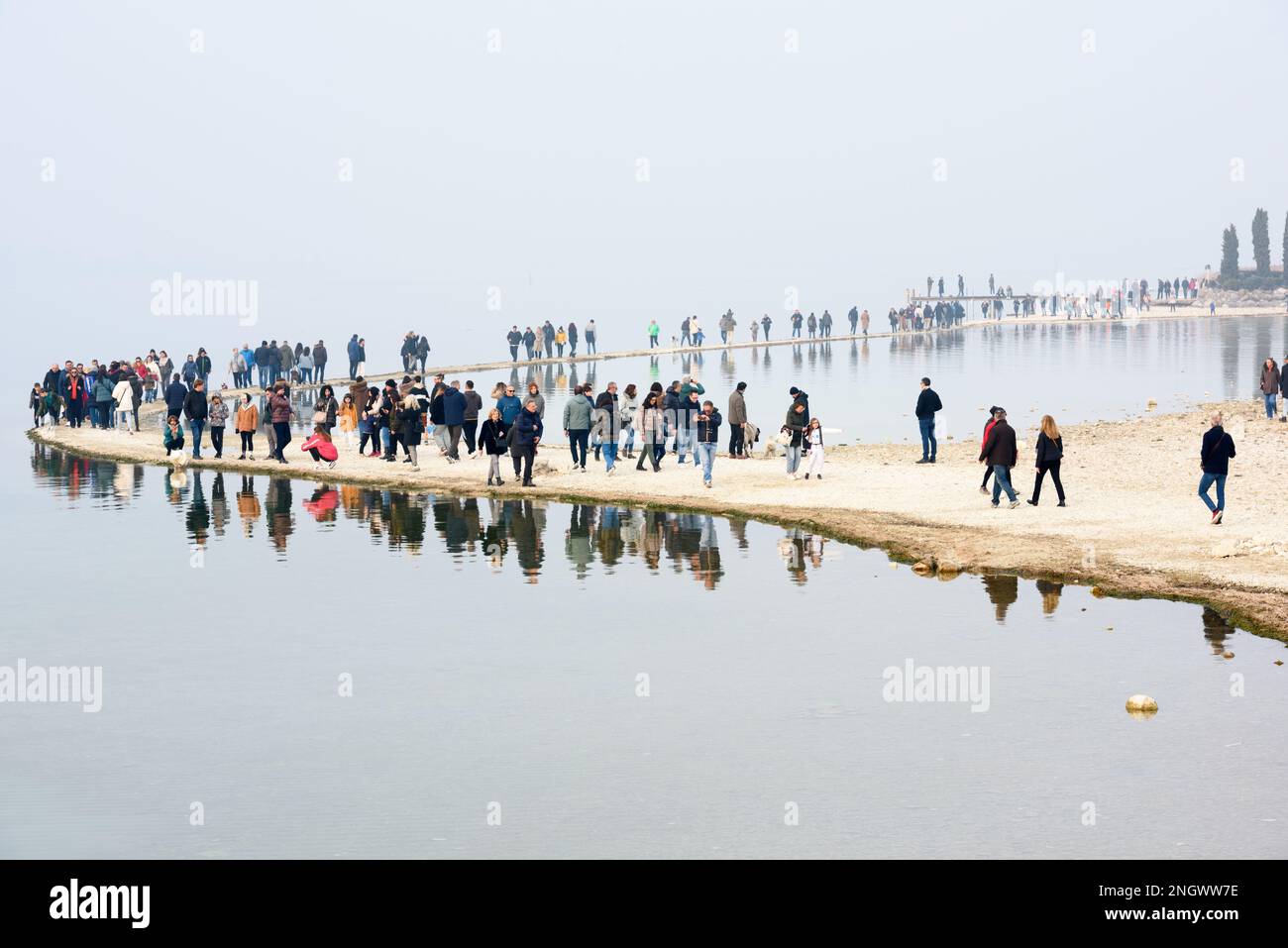 Lac de Garde, Brescia Italie - 02 19 2023: Sécheresse sur le lac de Garde  Photo Stock - Alamy