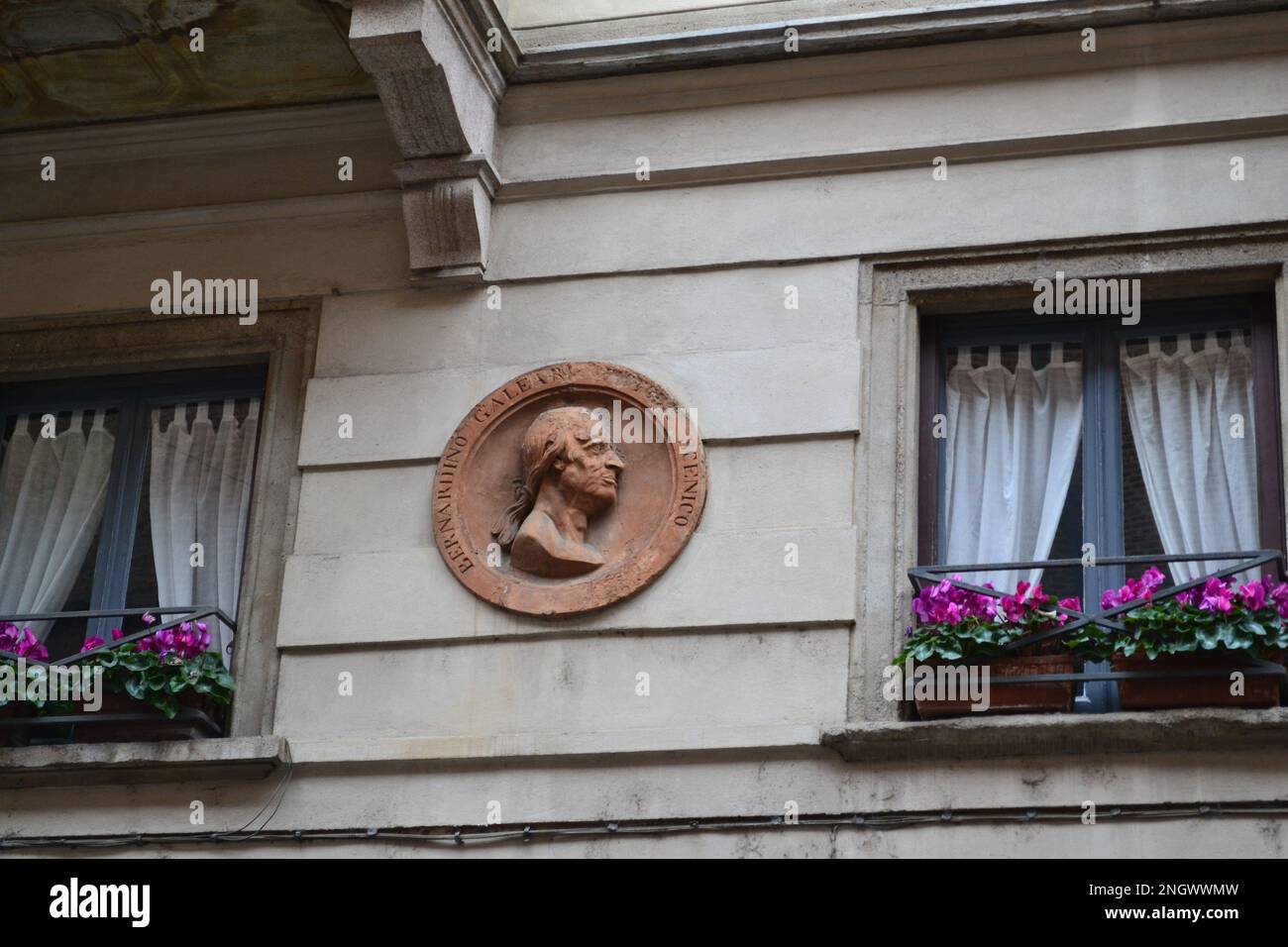 Portrait sculptural de Bernardino Galeari à l'intérieur du médaillon architectural mural sur le mur d'une ancienne maison à Milan, en Italie du Nord. Banque D'Images