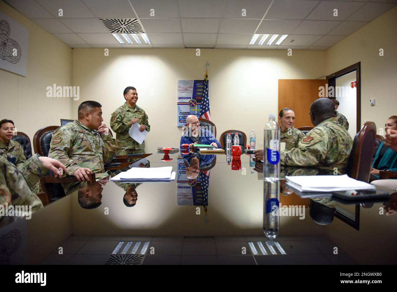 Le colonel Scott Thompson, au centre, directeur de la gestion financière et du contrôleur des Forces aériennes des États-Unis en Europe et des Forces aériennes en Afrique, assiste à un briefing de mission de l'escadron 39th du contrôleur à la base aérienne d'Incirlik, en Turquie, le 29 novembre 2022. Thompson et le Sgt. Principal Shiona Meyer, chef de la gestion financière et contrôleur de l'USAFE-AFARICA, ont visité l'escadre de la base aérienne 39th et ses équipes financières d'unités géographiquement séparées pour observer leurs capacités et leurs ressources ainsi que les défis uniques auxquels elles sont confrontées. Grâce à ces connaissances, USAFE-AFAFFRICA FM peut fournir des conseils et du soutien Banque D'Images