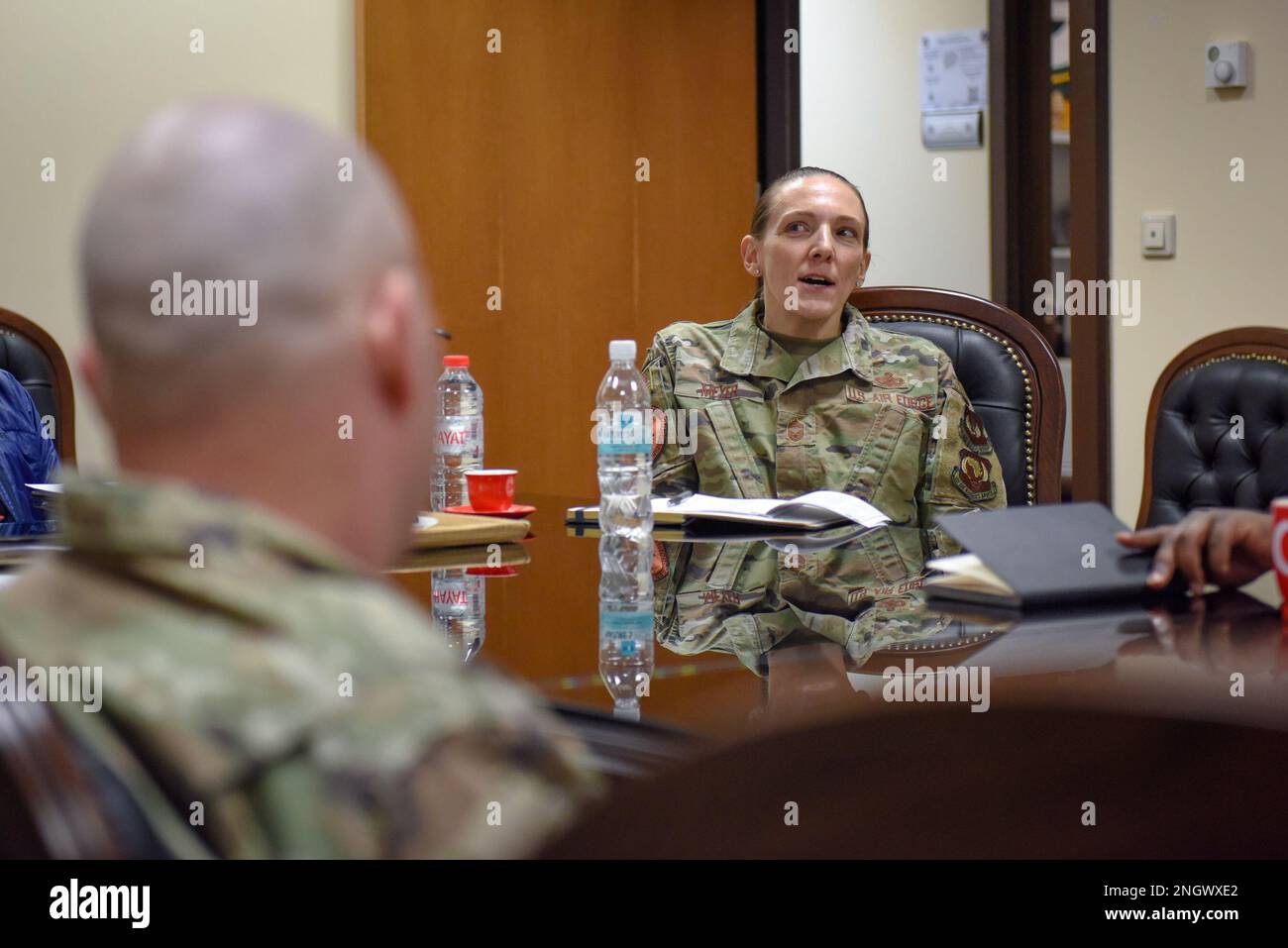 Le Sgt. Principal Shiona Meyer, gestionnaire en chef de la gestion financière et contrôleur de l'USAFE-AFARICA, assiste à un briefing de mission du 39th e Escadron de contrôleur sur la base aérienne d'Incirlik, Turquie, le 29 novembre 2022. Meyer et le colonel Scott Thompson, au centre, directeur de la gestion financière et du contrôleur des forces aériennes des États-Unis en Europe et de l'Air Force Africa, ont visité l'escadre de la base aérienne 39th et ses équipes financières d'unités géographiquement séparées pour observer leurs capacités et leurs ressources ainsi que les défis uniques auxquels elles sont confrontées. Grâce à ces connaissances, USAFE-AFAFFRICA FM peut fournir des conseils et un soutien à h Banque D'Images
