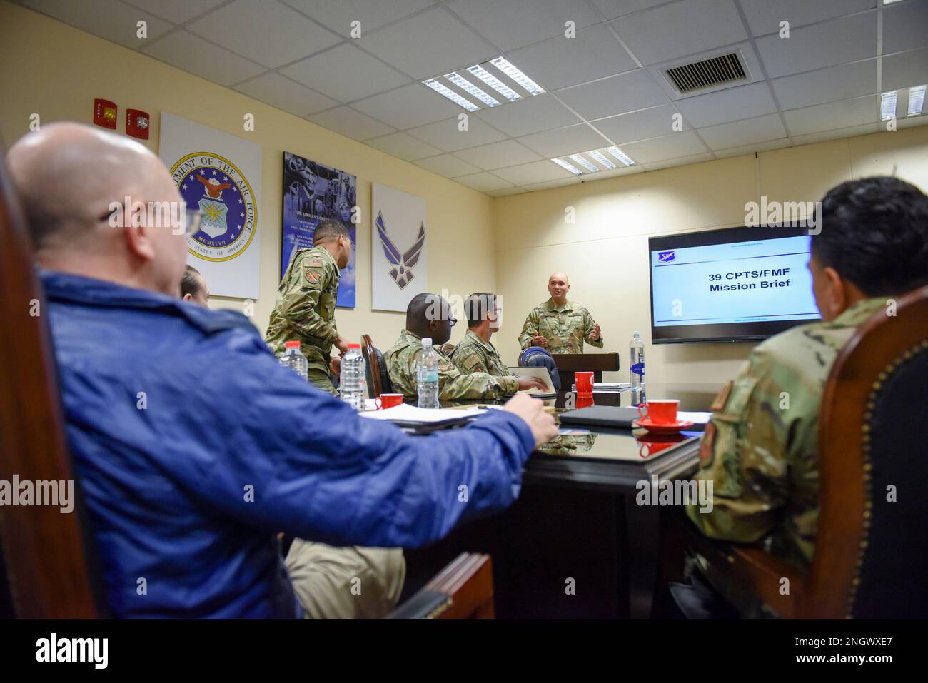 Tech. Le Sgt. Emile Navarro, au centre, officier de dispersion adjoint de l’escadron 39th du contrôleur, présente le colonel Scott Thompson, à gauche, des Forces aériennes des États-Unis en Europe et des Forces aériennes en Afrique, directeur de la gestion financière et contrôleur, dans le cadre de la mission de l’escadron 39th du contrôleur sur la base aérienne d’Incirlik, en Turquie, le 29 novembre 2022. Thompson et le Sgt. Principal Shiona Meyer, chef de la gestion financière et contrôleur de l'USAFE-AFARICA, ont visité l'escadre de la base aérienne 39th et ses équipes financières d'unités géographiquement séparées pour observer leurs capacités et leurs ressources ainsi que les défis uniques Banque D'Images