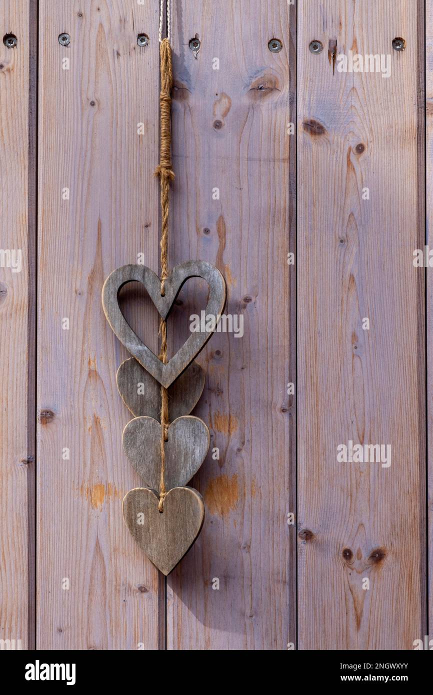 Coeurs en bois sur un mur en bois Banque D'Images