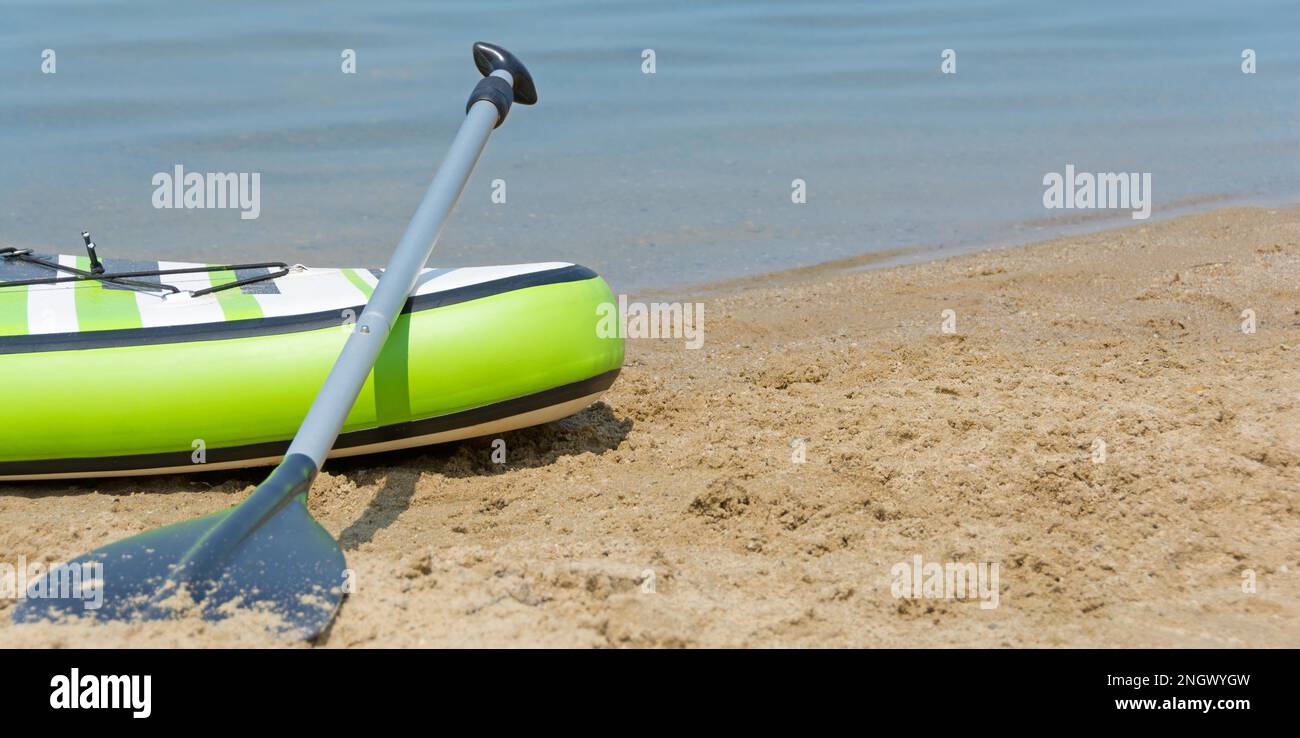 Un paddle-board se trouve sur la plage Banque D'Images