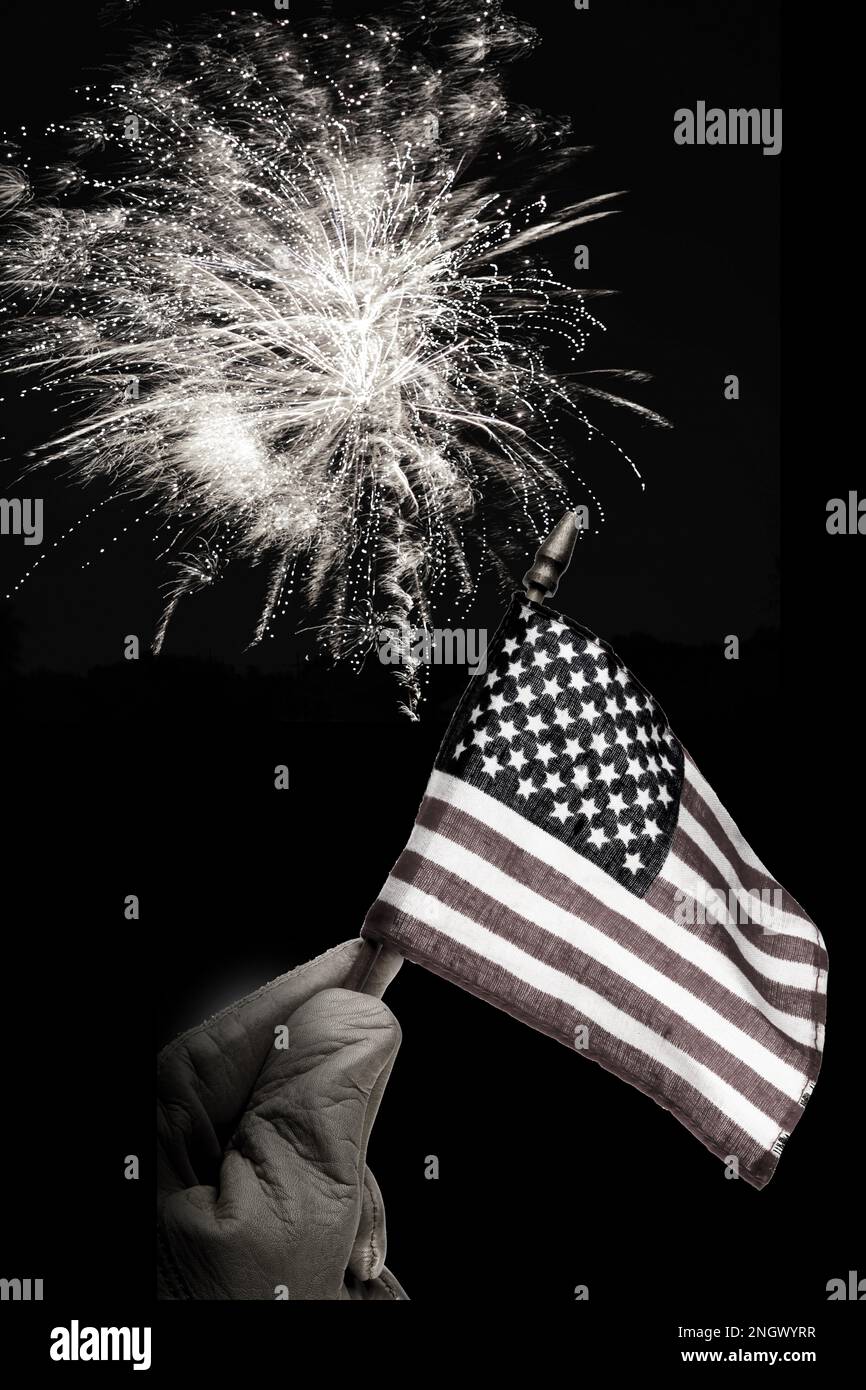 Quatrième de juillet avec feux d'artifice et drapeau américain. Banque D'Images