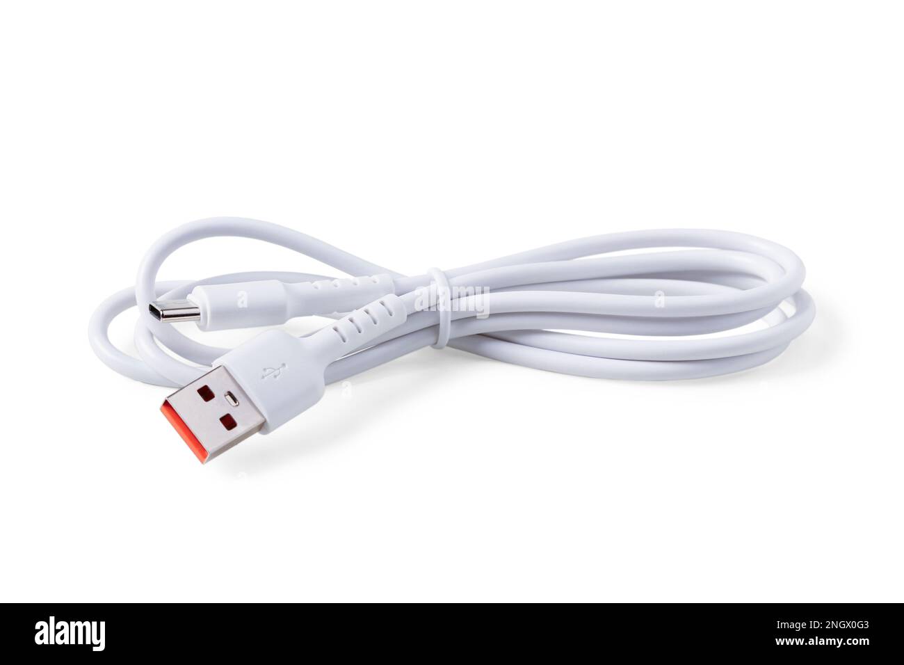 Câble USB blanc pour le chargement du téléphone isolé sur blanc Banque D'Images