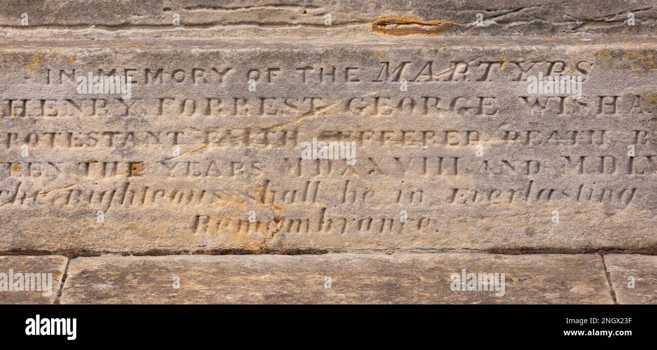 ST ANDREWS, ÉCOSSE, EUROPE - Inscription sur la base du Monument des Martyrs. Banque D'Images