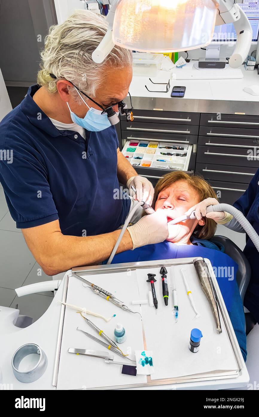 Dentiste fait la prophylaxie dentaire effectue le traitement de caries de soins dentaires, Allemagne Banque D'Images