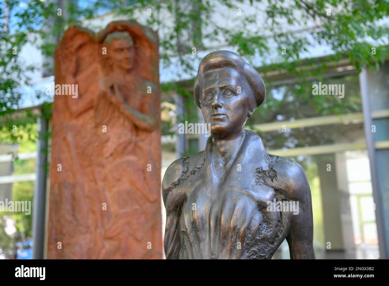 Rosa Luxembourg Statue, par le sculpteur Rolf Biebl, Franz-Mehring-Platz, Friedrichshain, Berlin, Allemagne Banque D'Images