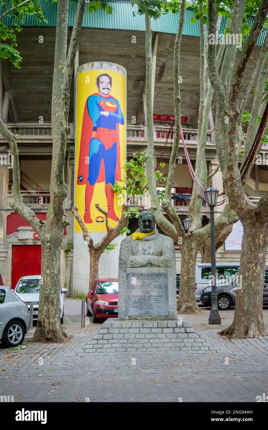 Ernest Hemingway sculpture à Pampelune en face de l'anneau de taureau 2022 les premières Sanfermines après COVID-19 et le 100 ans anniversaire Banque D'Images