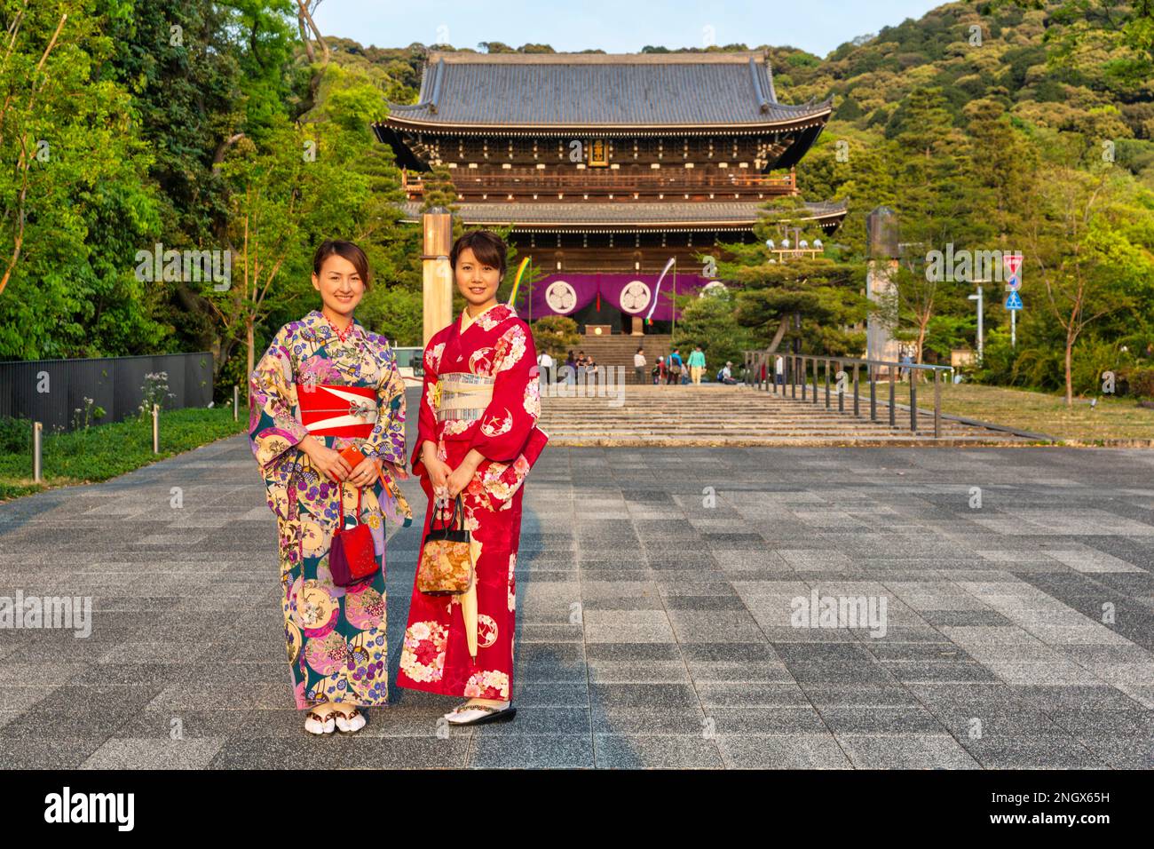 Kyoto Japon. Deux femmes portant un vêtement kimono traditionnel à Chion dans le temple du sanctuaire Banque D'Images