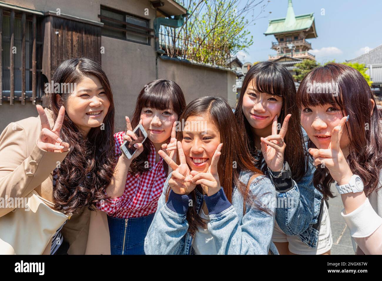 Kyoto Japon. Filles souriantes dans les rues de Kyoto Banque D'Images