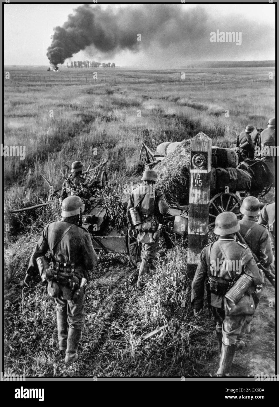 OPÉRATION BARBAROSSA WW2 Barbarossa 22 1941 juin – 5 décembre 1941 troupes allemandes avec un poichte de 7,5 cm Infanteriegeschütz 18 canons traversant la frontière soviétique pendant l'opération Barbarossa, près du marqueur frontalier IV/95. L'emplacement a été déterminé par le numéro de marqueur frontalier sur la rive droite de la rivière Solokiya, à Chervonohrad Raion, de Lviv Oblast, en Ukraine. Avancement 57th Régiment d'infanterie de la division d'infanterie 9th du corps d'armée XXXXIV du Groupe d'armée de l'Allemagne nazie Sud. Opération Barbarossa, Seconde Guerre mondiale, nom de code pour l'invasion allemande de l'Union soviétique. Banque D'Images