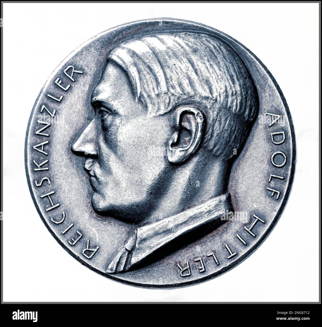 Adolf Hitler Medallion coin 1930s buste d'Hitler face à gauche avec l'inscription, "REICHHSKANZLER ADOLF HITLER". 50mm en taille, 1,9 oz en poids. face de pièce commémorative. Profil de la tête 'Reichskanzler' Allemagne nazie 1930s Reichschancelier Banque D'Images