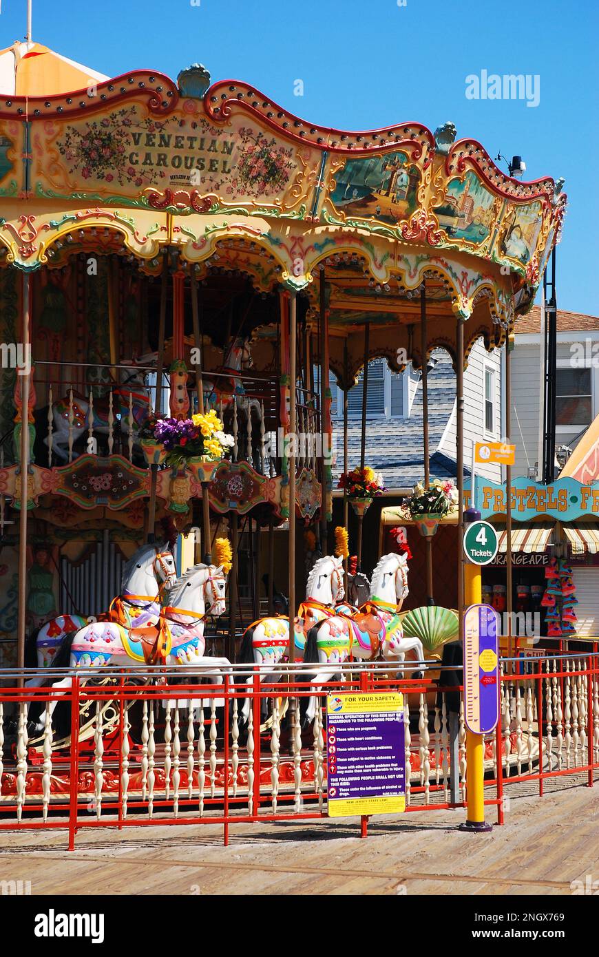 Un manège antique fait un tour sur la promenade de Wildwood, New Jersey Banque D'Images