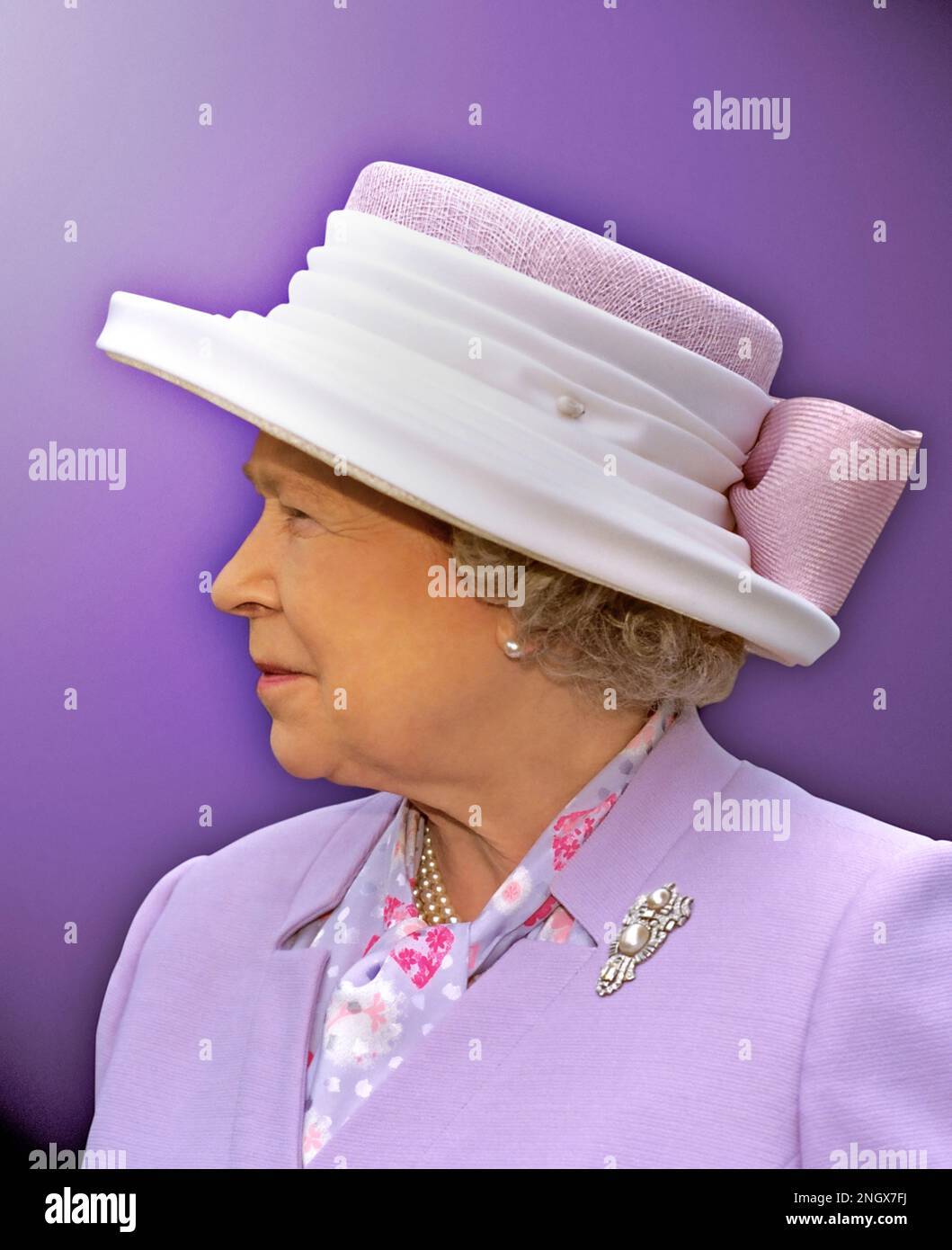 PROFIL DE LA REINE ELIZABETH II Portrait de la tête et des épaules format vertical sur fond violet de la reine Elizabeth II (photographié par Ian Shaw au château de Windsor) Banque D'Images