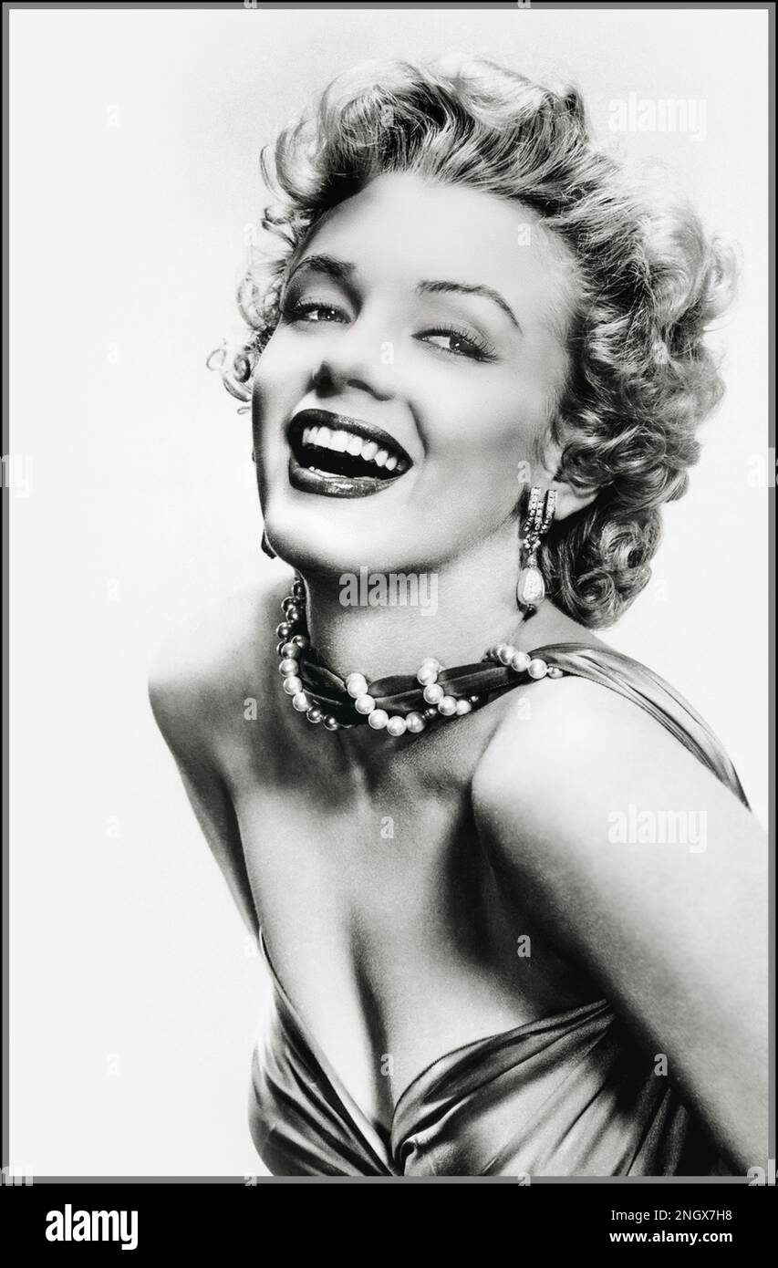 Marilyn Monroe vintage glamour années 1950 Hollywood studio B&W toujours sur fond blanc de Marilyn Monroe emblématique actrice américaine de film Marilyn Monroe était une actrice, modèle, et chanteur américain. Célèbre pour ses personnages comiques de « blonde », elle est devenue l'un des symboles sexuels les plus populaires du 1950s et est emblématique des attitudes de l'époque envers la sexualité. Banque D'Images