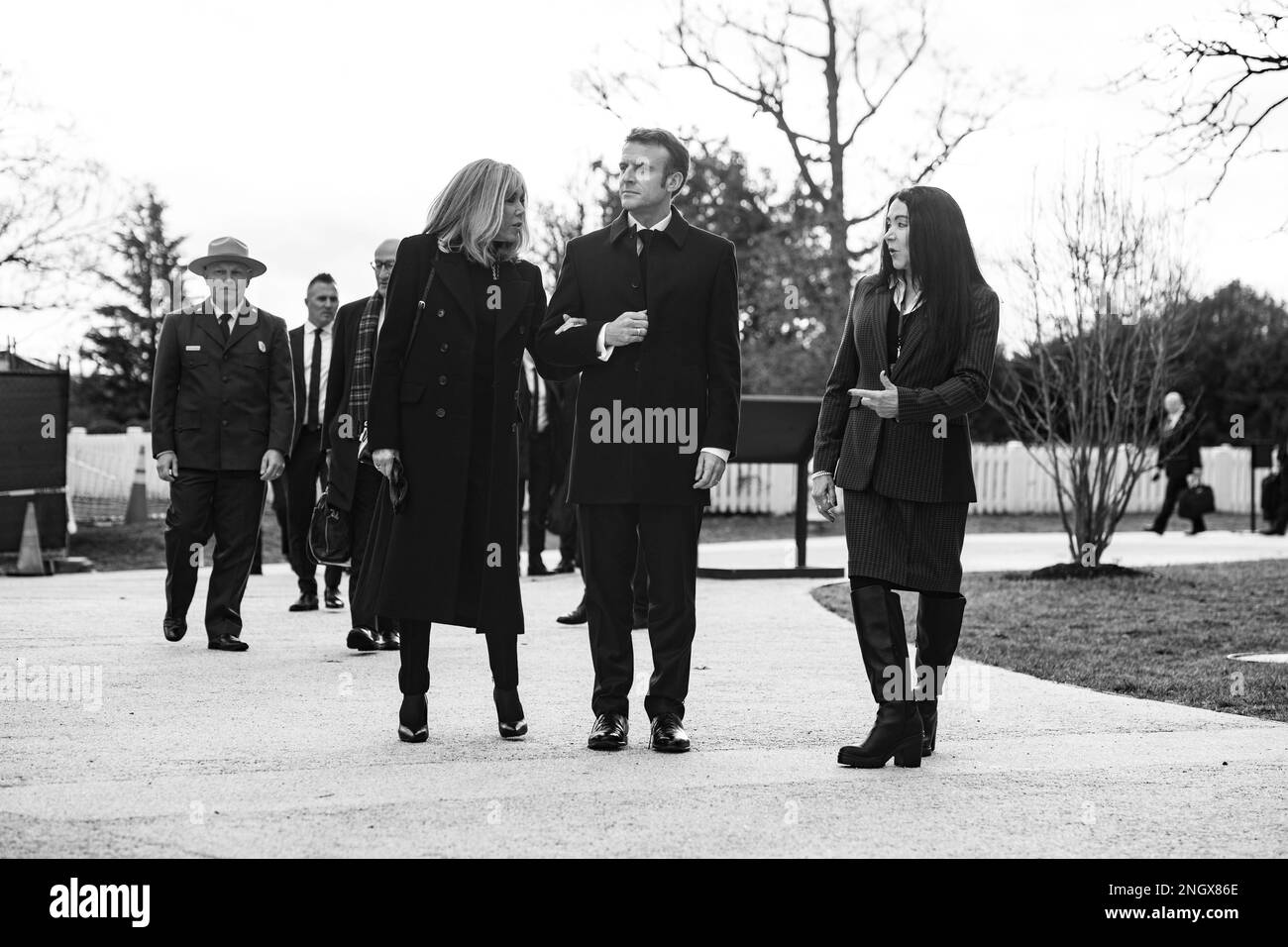 Karen Durham-Aguilera (à droite), directrice exécutive du Bureau des cimetières de l’Armée et des cimetières militaires nationaux de l’Armée, marche avec le président français Emmanuel Macron (au centre) et son épouse Brigitte (à gauche), vers la tombe de Pierre Charles l’enfant au cimetière national d’Arlington, à Arlington, en Virginie, le 30 novembre 2022. Né à Paris en 1754, l’enfant part combattre dans la Révolution américaine. Par la suite, il a été nommé par le président George Washington pour planifier la nouvelle « ville fédérale » qui serait la capitale de la nouvelle nation – Washington, D.C. Macron et Brigette ont tous deux posé des roses sur la tombe de l'enfant. Banque D'Images