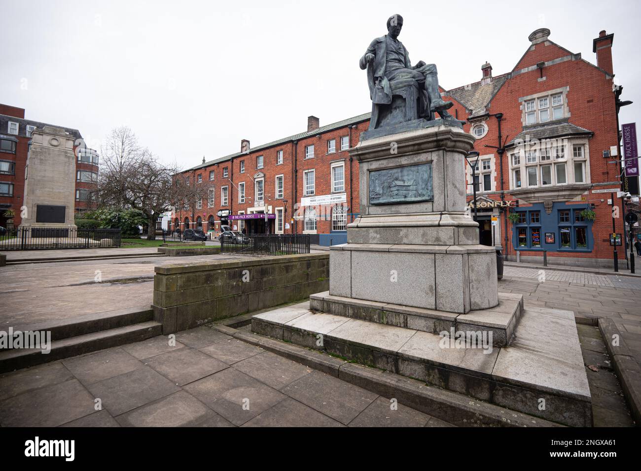 Statue de Compton. Samuel Crompton, (né 3 décembre 1753, Firwood, près de Bolton, Lancashire, Angleterre—mort de 26 juin 1827, Bolton), inventeur britannique de la mule de filature, qui a permis la fabrication à grande échelle de fils et de fils de haute qualité.Nelson Square.Bolton. Ville du nord du Royaume-Uni qui souffre d'un déclin post-industriel. Photo: Garyroberts/worldwidefeatures.com Banque D'Images