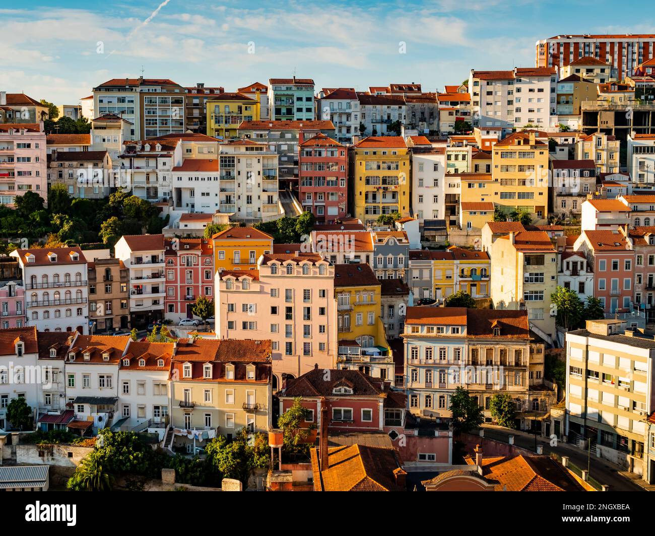 Façades colorées des maisons de Coimbra, ville romaine située sur une colline au bord de la rivière Mondego, Portugal Banque D'Images