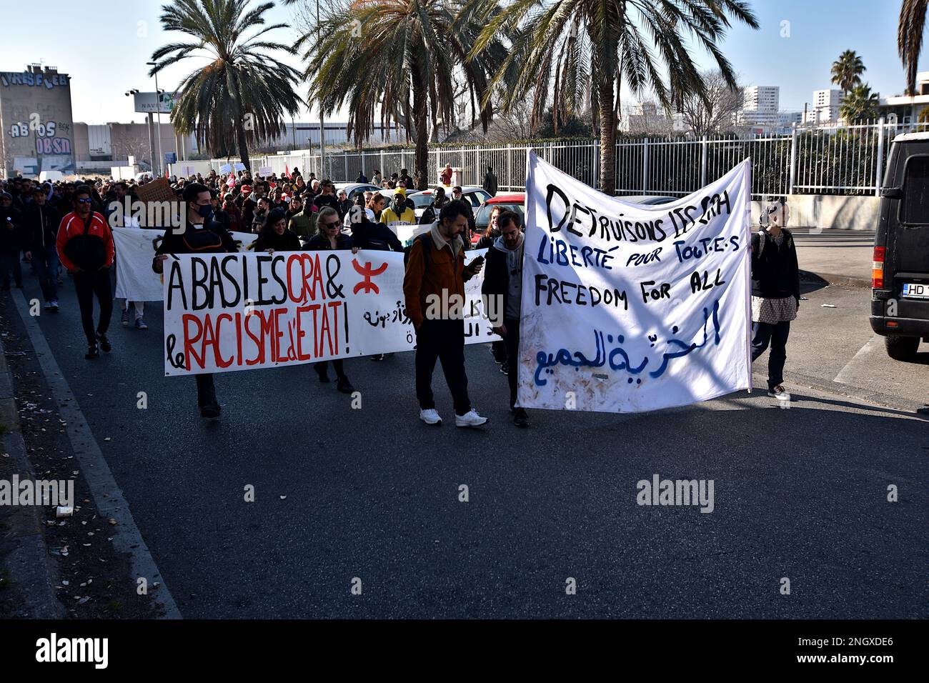 Marseille, France. 18th févr. 2023. Les manifestants brandissent des banderoles pendant la manifestation. Plusieurs centaines de personnes ont manifesté à Paris, Lyon et Marseille contre le projet de loi sur l'immigration et contre les centres de détention administratifs (CRA), demandant la régularisation des sans-papiers. Crédit : SOPA Images Limited/Alamy Live News Banque D'Images