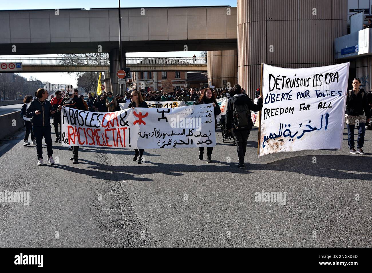 Marseille, France. 18th févr. 2023. Les manifestants brandissent des banderoles pendant la manifestation. Plusieurs centaines de personnes ont manifesté à Paris, Lyon et Marseille contre le projet de loi sur l'immigration et contre les centres de détention administratifs (CRA), demandant la régularisation des sans-papiers. Crédit : SOPA Images Limited/Alamy Live News Banque D'Images