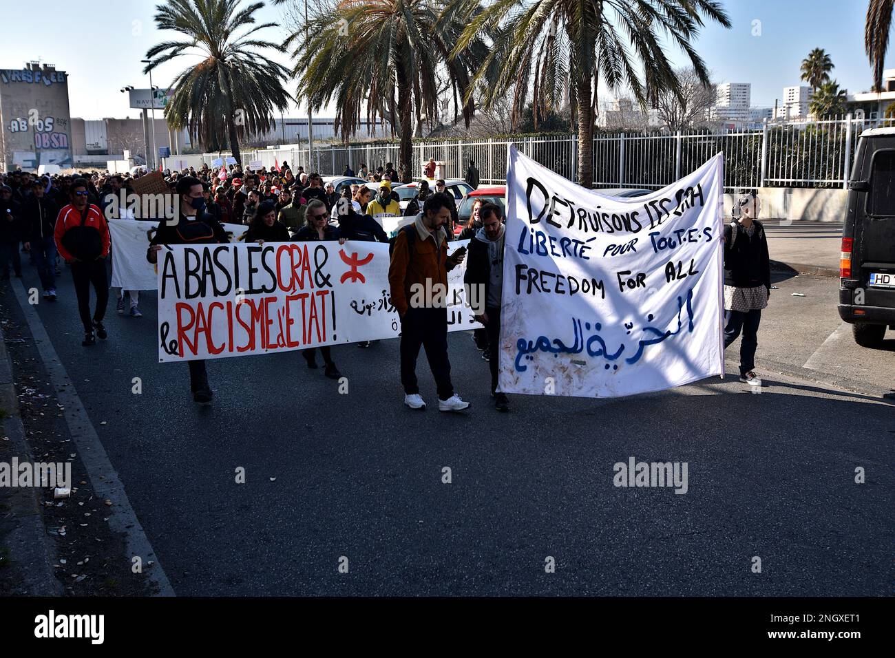 Marseille, France. 18th févr. 2023. Les manifestants brandissent des banderoles pendant la manifestation. Plusieurs centaines de personnes ont manifesté à Paris, Lyon et Marseille contre le projet de loi sur l'immigration et contre les centres de détention administratifs (CRA), demandant la régularisation des sans-papiers. (Photo de Gerard Bottino/SOPA Images/Sipa USA) crédit: SIPA USA/Alay Live News Banque D'Images