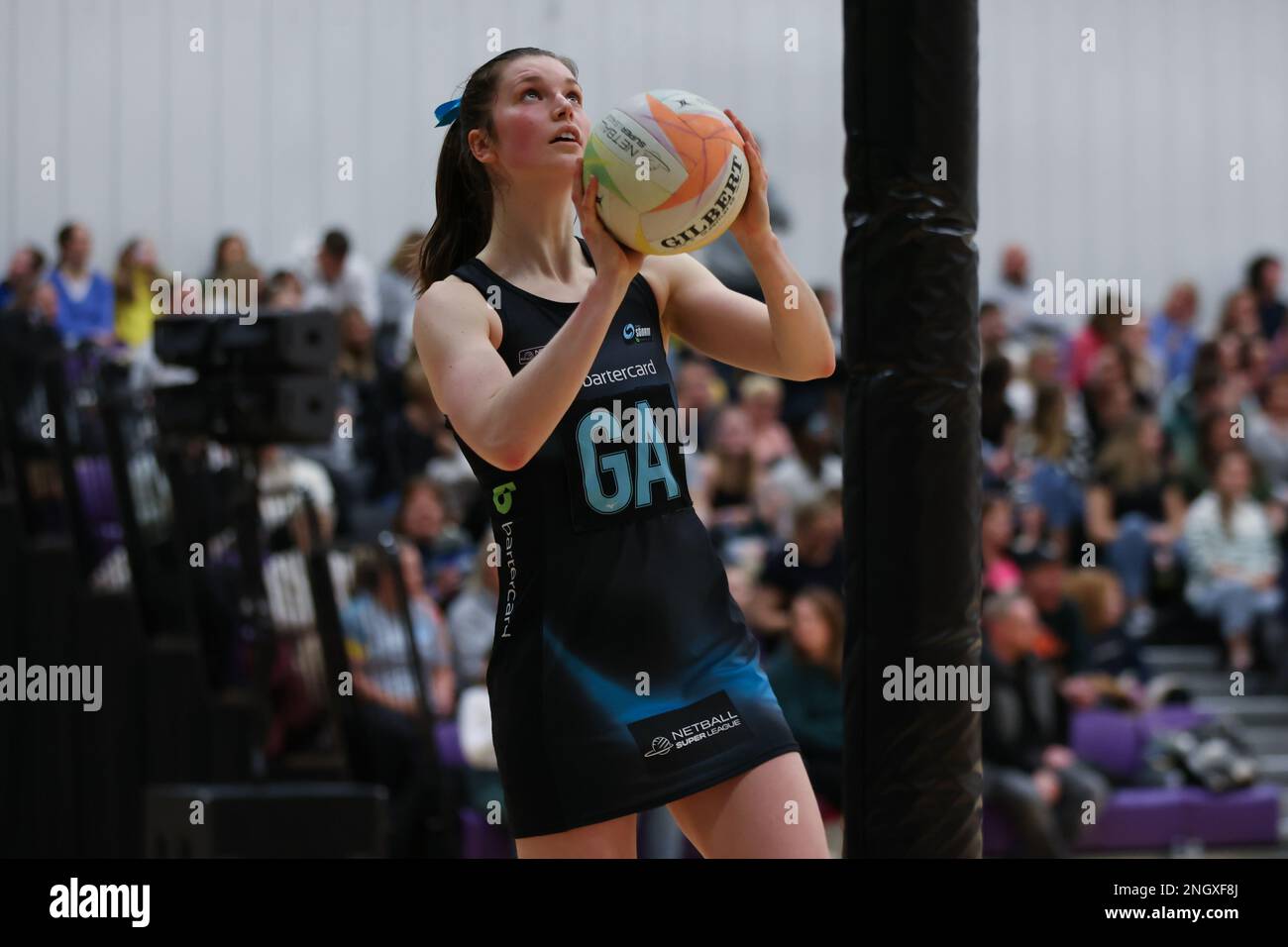 Leeds, Royaume-Uni. 19th févr. 2023. Leeds Beckett University Sports Arena, Leeds, West Yorkshire, 19th février 2023. Netball Super League Round 3 Fixture Leeds Rhinos Netball vs Surrey Storm. Sophie Drakeford Lewis, de Surrey Storm, tire à son but contre Leeds Rhinos crédit: Touchlinepics/Alay Live News Banque D'Images